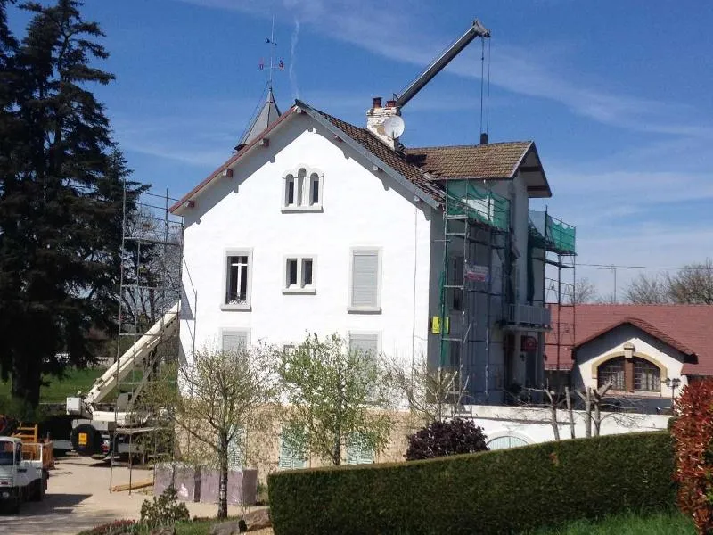 Photo d'une maison en travaux de renovation pour la toiture